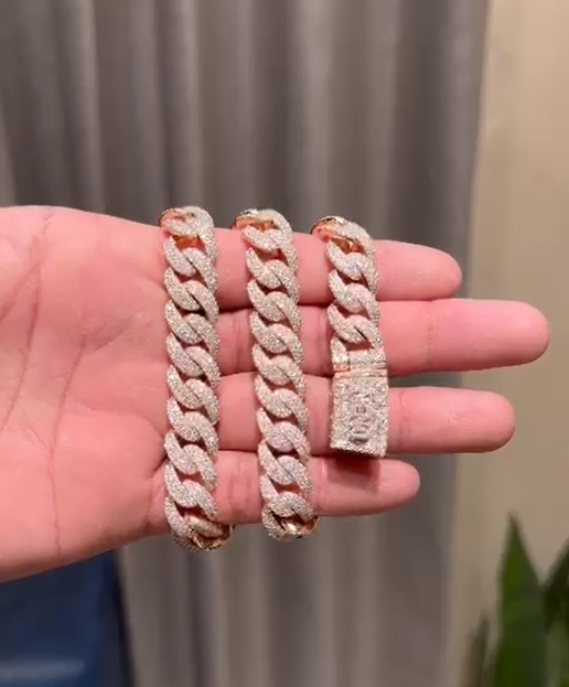 Bold & Stylish: Iced Cuban Link Chain Necklace For Street Style